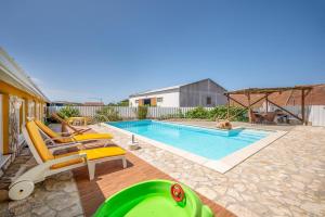 Bazén v ubytování Eclectic oasis with poolside charm in Arranhó nebo v jeho okolí