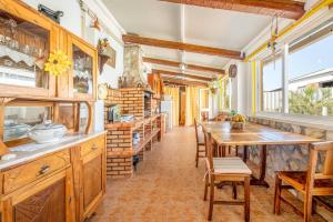 Restaurace v ubytování Eclectic oasis with poolside charm in Arranhó