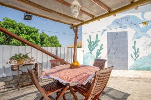 Balkón nebo terasa v ubytování Eclectic oasis with poolside charm in Arranhó
