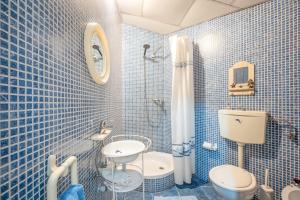 Koupelna v ubytování Eclectic oasis with poolside charm in Arranhó
