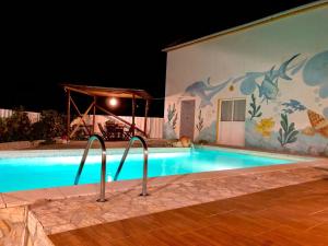 Bazén v ubytování Eclectic oasis with poolside charm in Arranhó nebo v jeho okolí