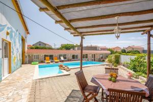 Bazén v ubytování Eclectic oasis with poolside charm in Arranhó nebo v jeho okolí