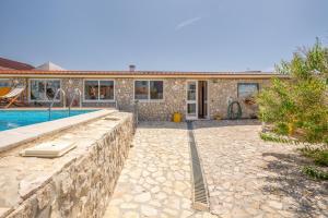 Bazén v ubytování Eclectic oasis with poolside charm in Arranhó nebo v jeho okolí