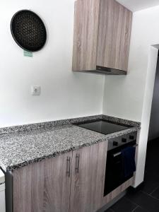 uma cozinha com um lavatório e uma bancada em Glamping de Cerveira em Vila Nova de Cerveira