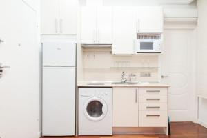 Kuchyň nebo kuchyňský kout v ubytování Tranquilo apartamento en Chueca IN2Iz5