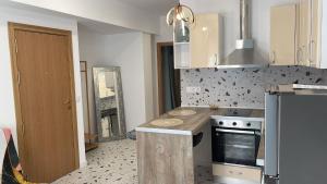 una cocina con fregadero y estufa horno superior en Del Mar 1C - New Beach First floor One bed flat, en Puerto Sagunto 10 fotos más