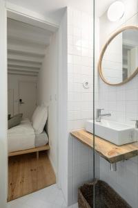 a bathroom with a sink and a mirror at Loureiro 59 in Coimbra