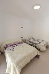 a bedroom with two beds in a room at apartamentos El-Hizan in Laujar de Andarax