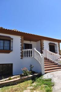 een wit huis met een trap ervoor bij Villa La Escollera Ronda in Arriate