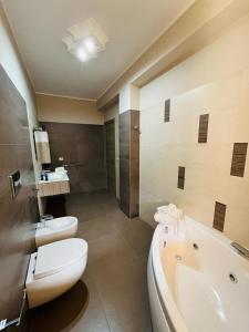Casa Manila في أفولا: حمام مع مرحاض وحوض استحمام ومغسلة