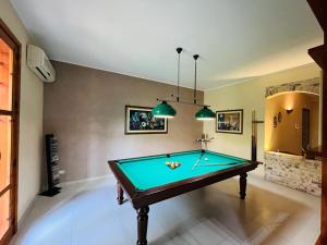 a living room with a pool table in it at Casa Manila in Avola