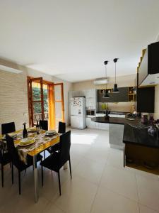 a kitchen and dining room with a table and chairs at Casa Manila in Avola