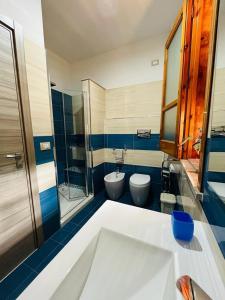 a bathroom with a tub and a sink and two toilets at Casa Manila in Avola