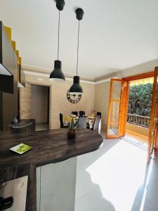 Casa Manila في أفولا: مطبخ وغرفة معيشة مع كونتر كبير