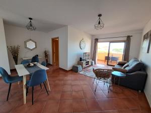 Χώρος καθιστικού στο Sea View Oceanus Apartment Olhos de Agua