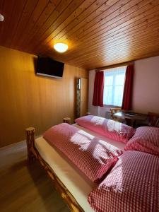 Postel nebo postele na pokoji v ubytování Hotel Tourist