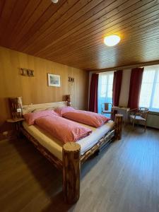 Postel nebo postele na pokoji v ubytování Hotel Tourist