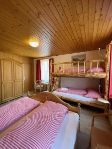 Postel nebo postele na pokoji v ubytování Hotel Tourist
