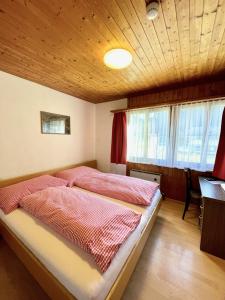 Postel nebo postele na pokoji v ubytování Hotel Tourist