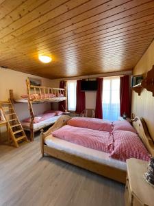 Postel nebo postele na pokoji v ubytování Hotel Tourist