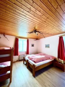 Postel nebo postele na pokoji v ubytování Hotel Tourist