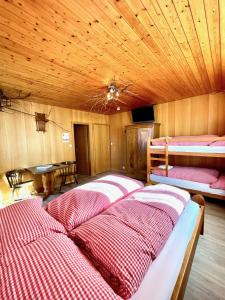 Postel nebo postele na pokoji v ubytování Hotel Tourist