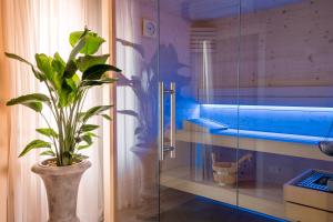 une plante dans un vase dans une pièce avec baignoire dans l'établissement GG8 Hotel & Suite SPA, à Gualdo Tadino