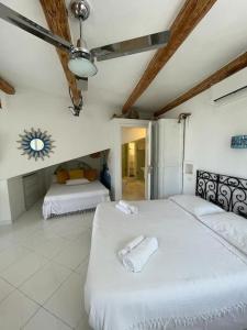 Ένα ή περισσότερα κρεβάτια σε δωμάτιο στο Marbnb Appartamenti Ponza Centro porto Casa Luisa +16 φωτογραφίες