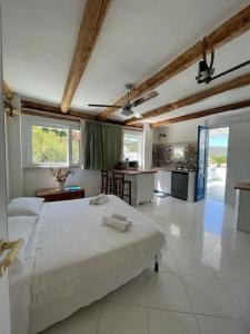 Ένα ή περισσότερα κρεβάτια σε δωμάτιο στο Marbnb Appartamenti Ponza Centro porto Casa Luisa