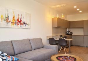 New Cozy 2 Room Pink Apartment Bratislava 058 tesisinde bir oturma alanı