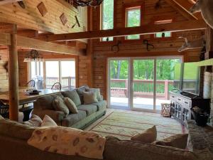 - un salon avec un canapé dans une cabane en rondins dans l'établissement Hodge Podge Lodge, à Alpine