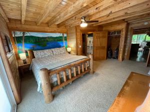 - une chambre avec un lit dans une cabane en rondins dans l'établissement Hodge Podge Lodge, à Alpine