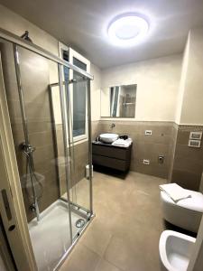 uma casa de banho com um chuveiro, um WC e um lavatório. em Vela di Soleville camere con e senza vista lago con ristorante & pizzeria em Sale Marasino