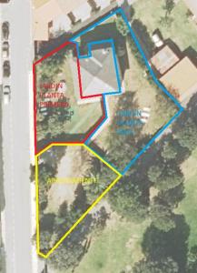 Casa con Jardín con 2 alojamientos, con jardines no compartidos y aparcamiento privado في نوخا: خريطة حديقة فيها ازرق واحمر