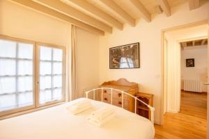 een slaapkamer met een bed en een groot raam bij La Belle Place in Honfleur