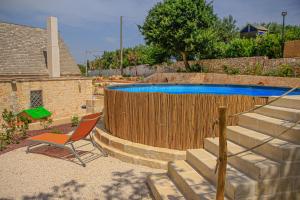 Bazén v ubytování TRULLI OLISTICI nebo v jeho okolí