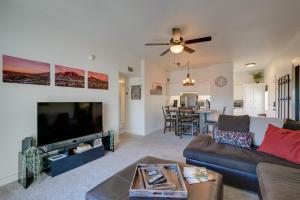 Χώρος καθιστικού στο Scottsdale Condo about 1 Mi to Spring Training!