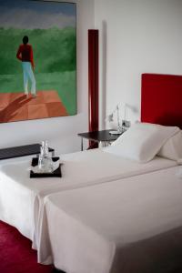 Schlafzimmer mit einem Bett mit Wandgemälde in der Unterkunft Hotel Canaleta Heras in Espolla