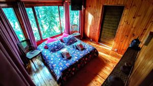 una camera con letto e cuscini in una cabina di Chalet TanZanTan a La Plaine-des-Palmistes
