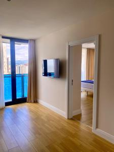 巴统Orbi Panorama Sea ​​view的一间空房间,房间带电视和门
