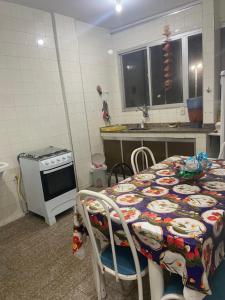 a room with a kitchen with a table and a stove at Frente a Praia das Castanheiras in Guarapari