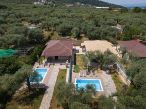 - une vue aérienne sur une maison avec 2 piscines dans l'établissement LUXURY VILLAS ELENI STEFI, à Thasos