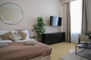 ein Schlafzimmer mit einem großen Bett und einem Spiegel in der Unterkunft Spacious Apartment, 3 min to U6 Alserstraße in Wien + 79 Fotos