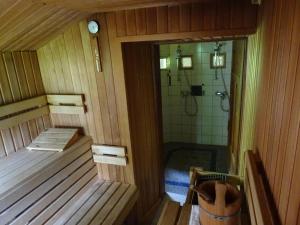 una sauna vacía con ducha y bañera en Gasthof zur Post, en Sankt Lorenzen im Lesachtal