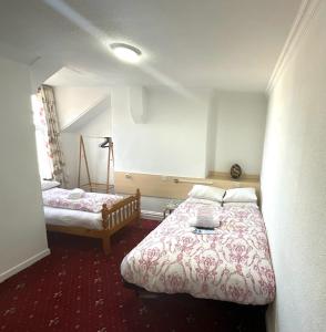 Cette chambre comprend 2 lits et une fenêtre. dans l'établissement Granville Hotel, à Blackpool