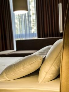 twee kussens op een bed in een hotelkamer bij ALEXANDER Rooms in Durrës