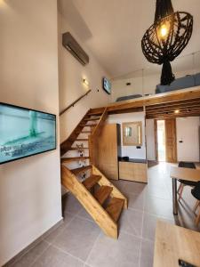 ein Wohnzimmer mit einer Treppe und ein Esszimmer in der Unterkunft Kastello in Megisti