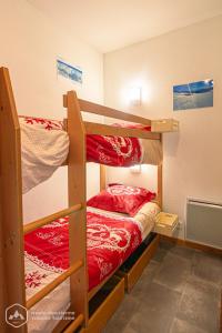 a room with two bunk beds in a room at Au refuge d'Hirka in Termignon