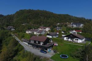 una vista aérea de una casa en un pueblo en Casa Monami Leilighet i naturen nær Bergen, en Lonevåg