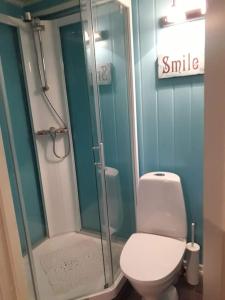 baño con aseo y ducha con un signo de sonrisa en Casa Monami Leilighet i naturen nær Bergen, en Lonevåg